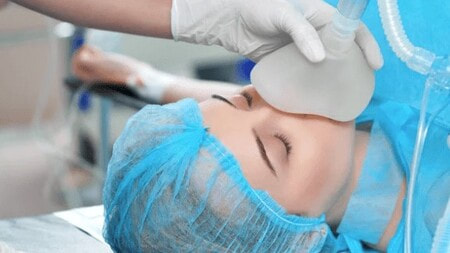 Infirmières bagging patient in OR